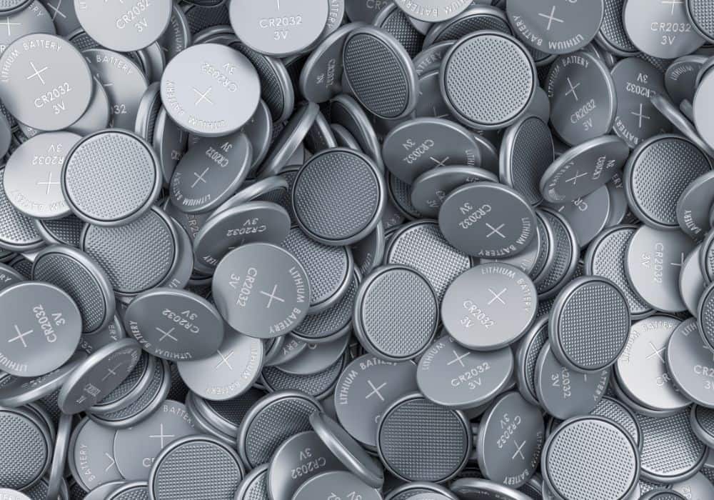 The Benefits and Challenges of the CR2032 Battery