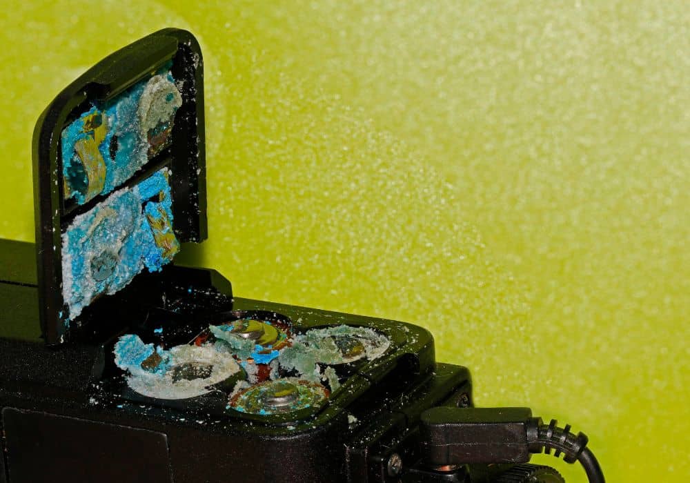 What are the other signs of a leaking or dying battery?
