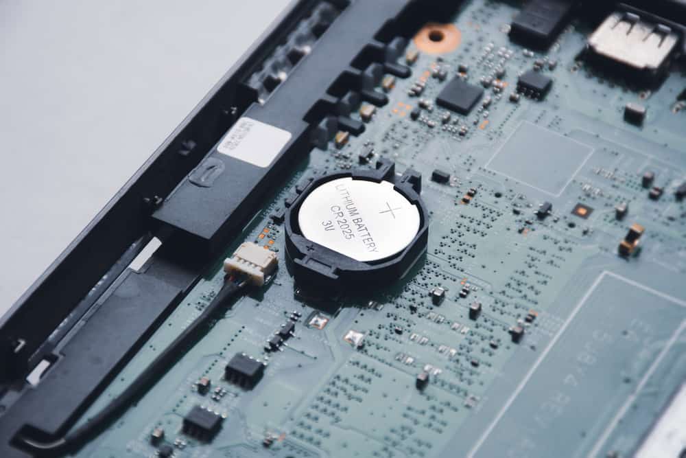 what does the cmos battery do
