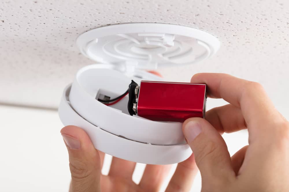 wired vs battery smoke detector